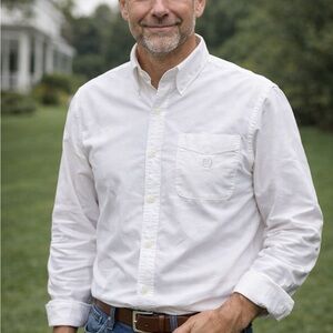 Chaps Men's Classic White Button-Down Shirt